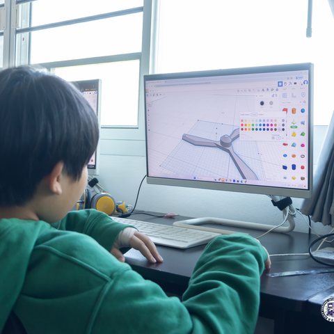 Student designing a propeller shape in Tinkercad